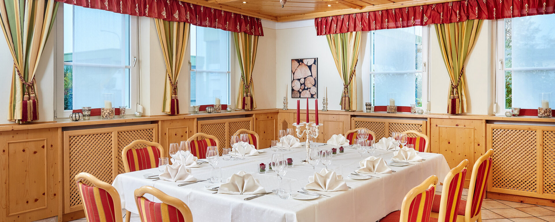 Ein Holztisch ist für eine Feier weiß gedeckt