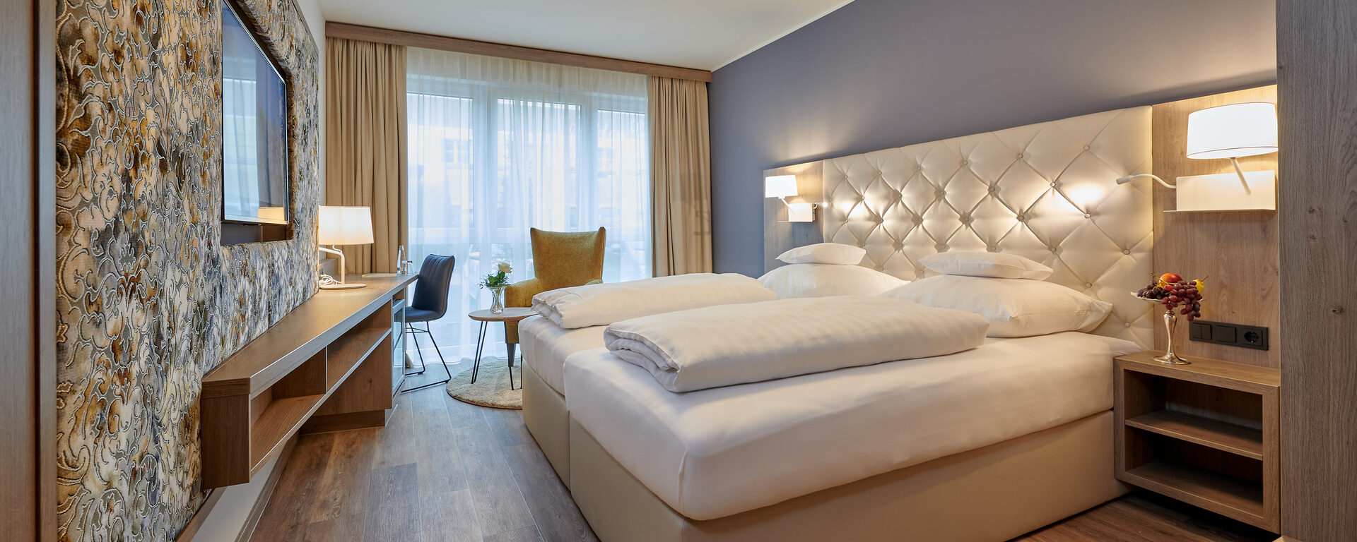 Das Bild zeigt das Premium Doppelzimmer mit all seinem Interieur.