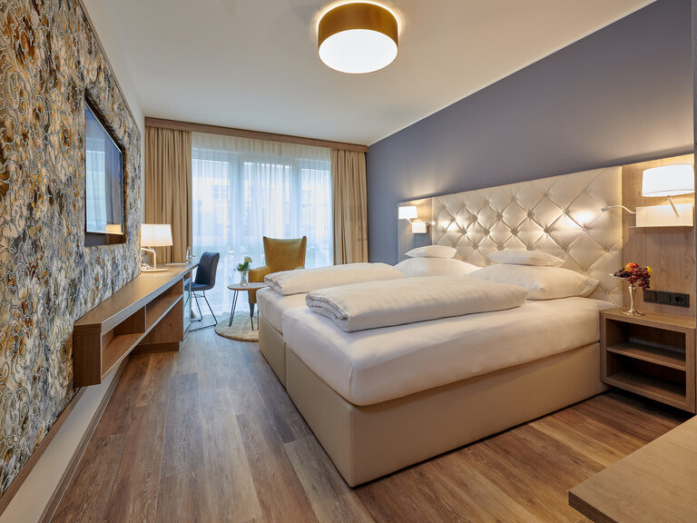 Das Bild zeigt das Premium Doppelzimmer mit all seinem Interieur.