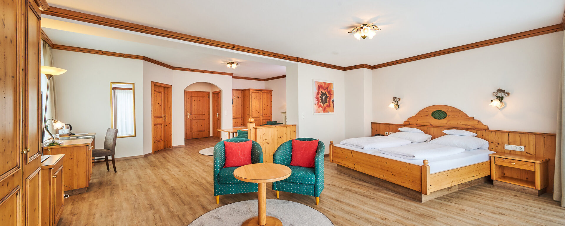 Die großflächige Suite im Hotel am See ist in Holz-Optik gestaltet