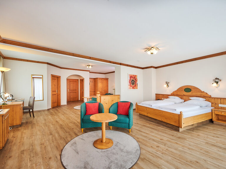 Die großflächige Suite im Hotel am See ist in Holz-Optik gestaltet