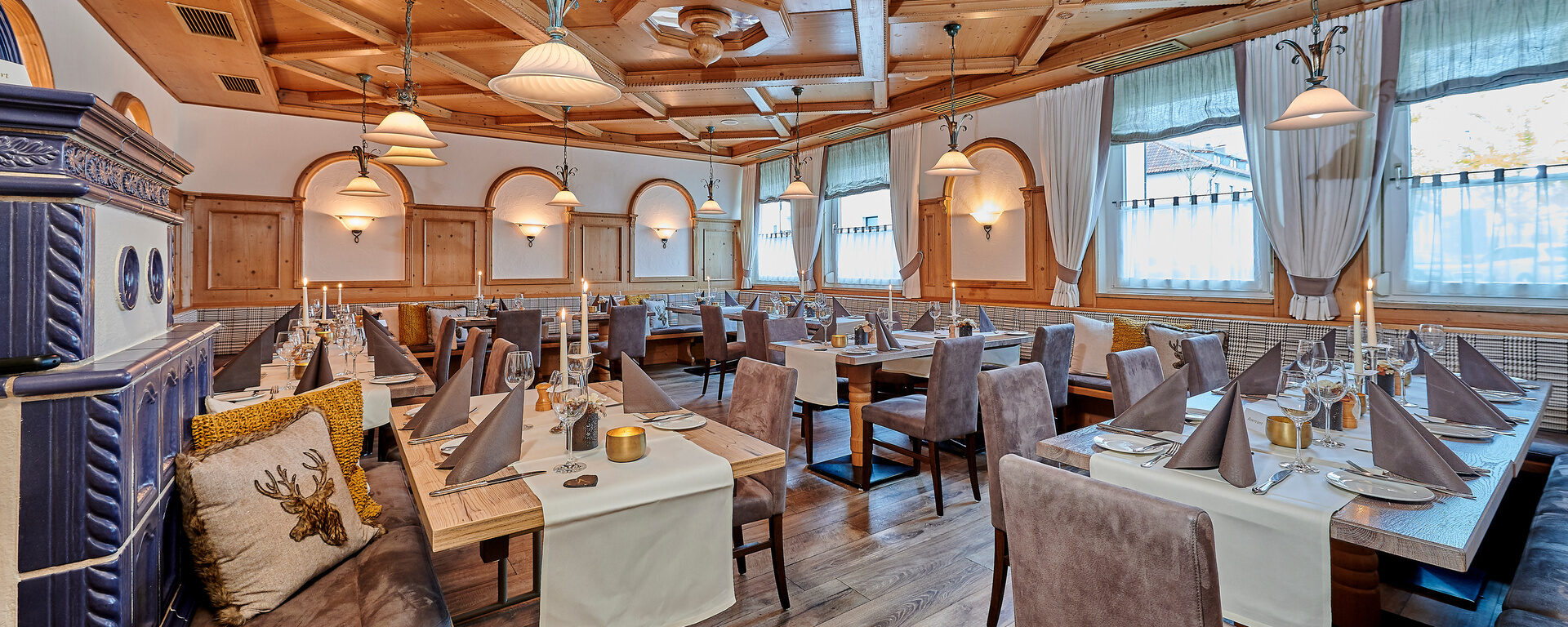 Eine rustikale Gaststube ist f&uuml;r das Esse vorbereitet