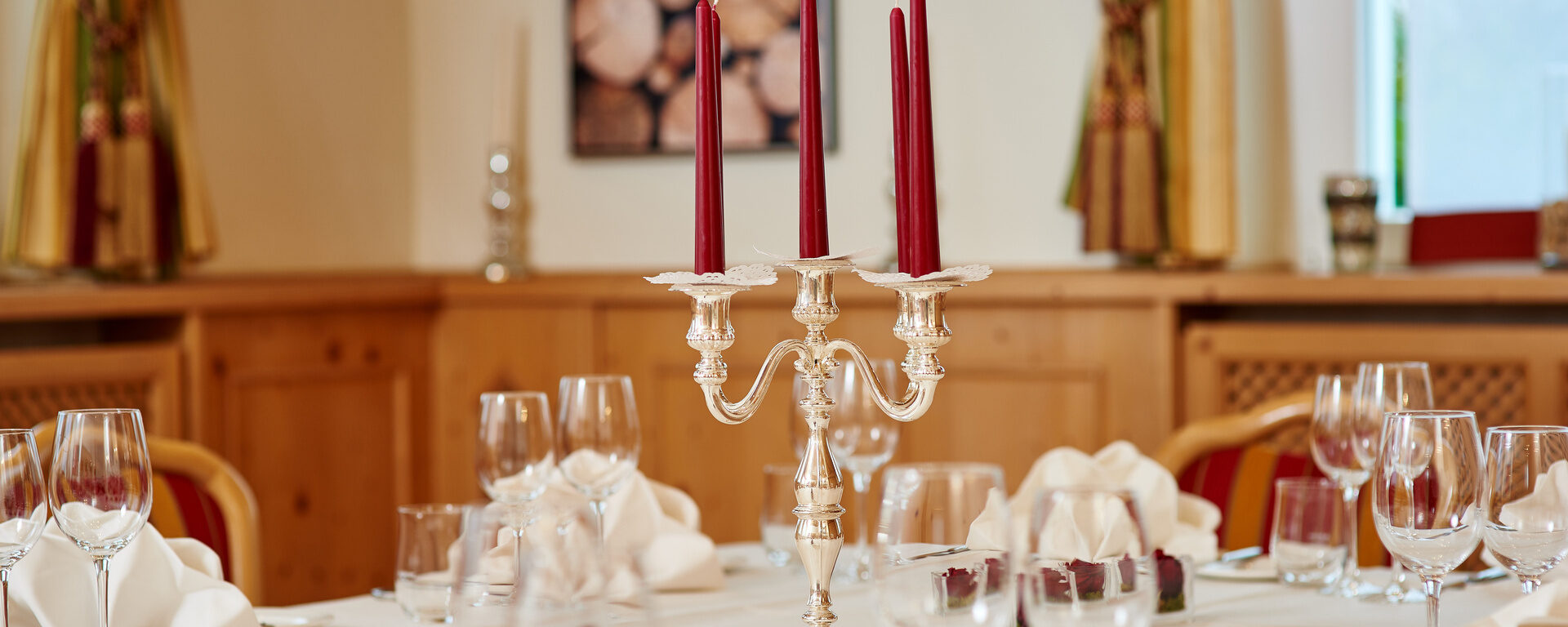 Ein Tisch ist für eine Feierlichkeit eingedeckt