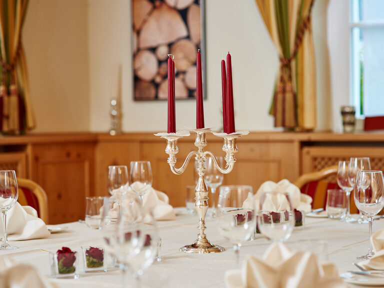 Ein Tisch ist für eine Feierlichkeit eingedeckt