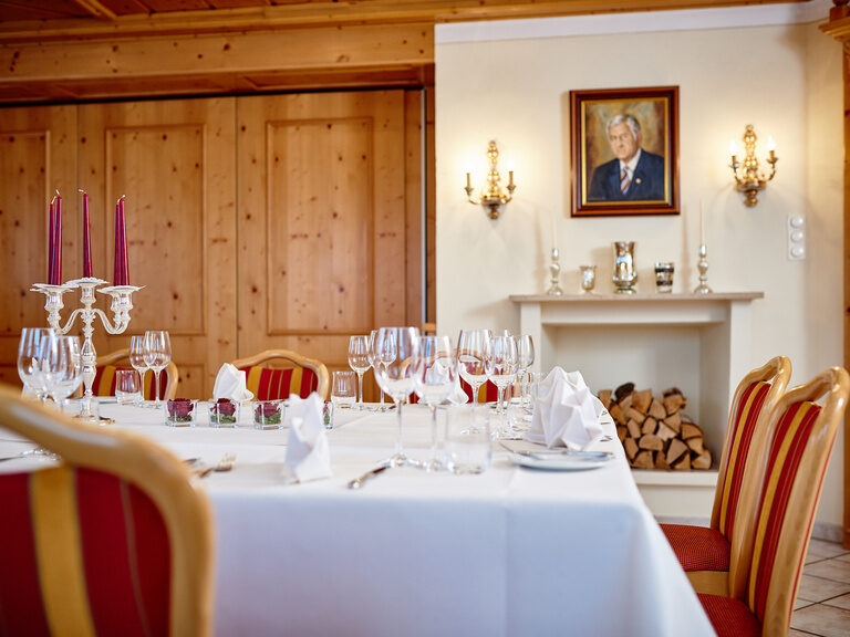 Ein Hochzeitstisch ist mit weißem Schmuck versehen