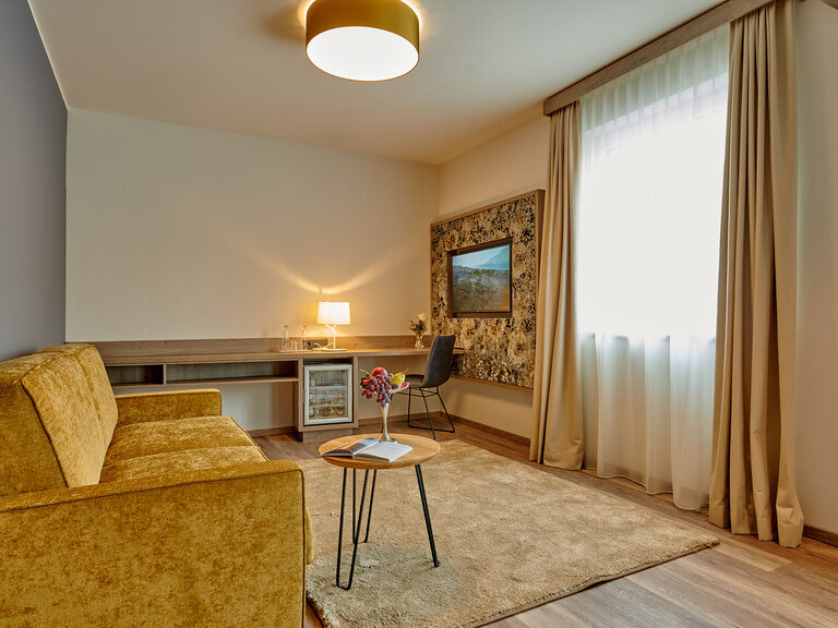Das Bild zeigt das Wohnzimmer der Junior Suite im Hotel am See bei Neutraubling