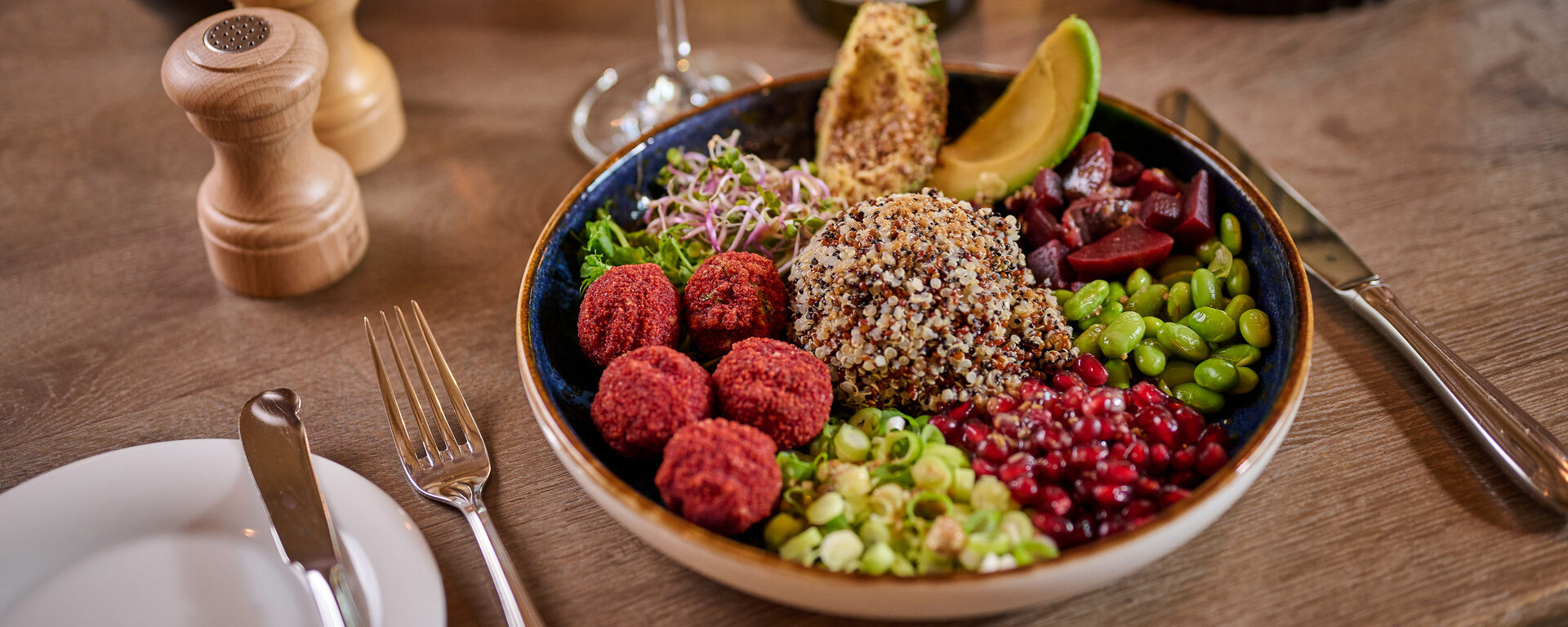 Eine Poke Bowl mit Falafel steht auf einem Tisch im Restaurant des Hotels am See bei Neutraubling