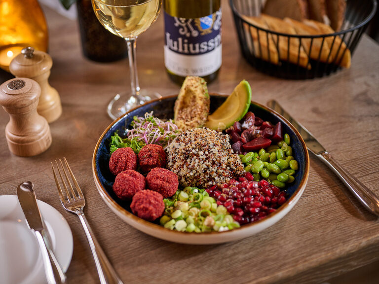 Eine Poke Bowl mit Falafel steht auf einem Tisch im Restaurant des Hotels am See bei Neutraubling