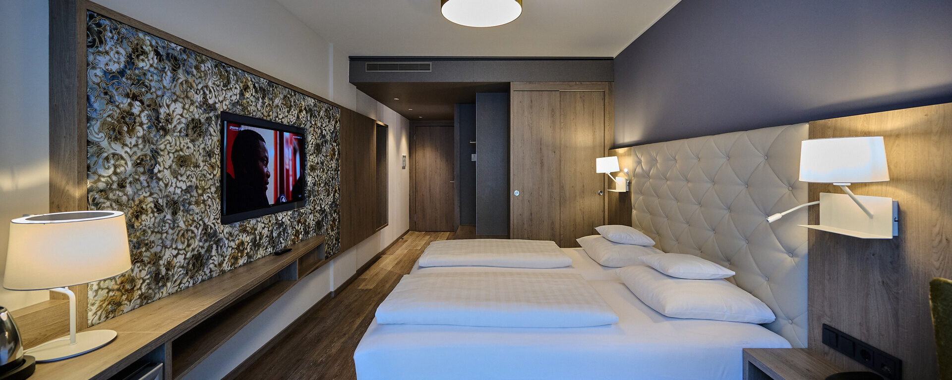 Das Premium Zimmer im Hotel am See bietet unter anderem ein großes Doppelbett und einen Faltscreen-TV