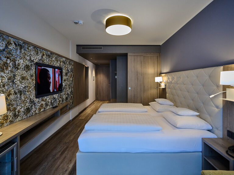 Das Premium Zimmer im Hotel am See bietet unter anderem ein großes Doppelbett und einen Faltscreen-TV