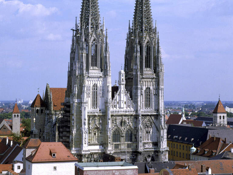 Ein eindrucksvolles Stadtbild von Regensburg mit Blick auf den Dom.